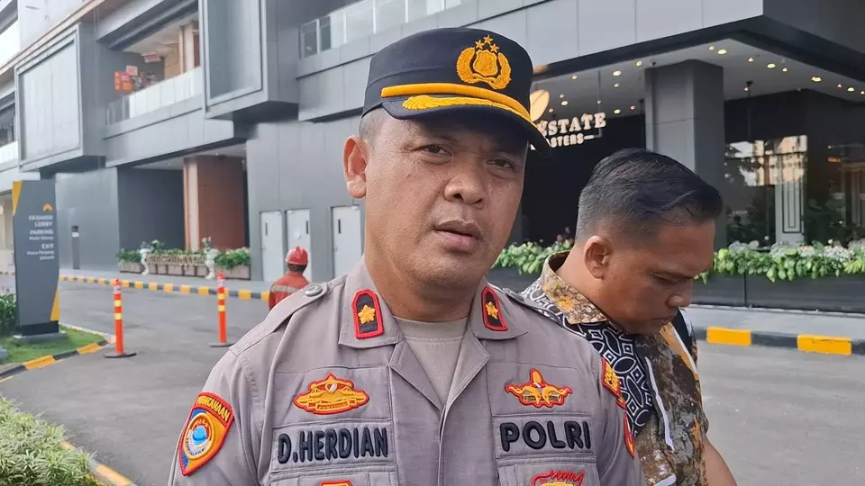 Kapolsek Bekasi Selatan Kompol Dedi Herdiana menjelaskan dua pekerja pembersih kaca gedung tewas setelah terjatuh dari lantai 8 Pakuwon Mall Bekasi, Jalan Raya Pekayon, Kecamatan Bekasi Selatan, Kota Bekasi, Jawa Barat pada Jumat, 7 Februari 2025.