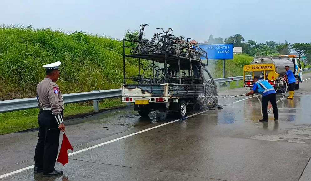 Petugas saat berusaha memadamkan api. (BM)