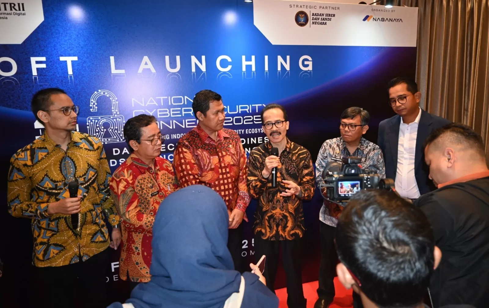 Ketua Umum (Ketum) APTIKNAS, Ir. Soegiharto Sahtoso, SH (ketiga dari kanan) saat menyampaikan keterangan pers-nya, usai soft launching National Cybersecurity Connect and Cybersec Starup Challengge 2025, yang dilaksanakan bertempat di Ballroom Aroem Resto, Jakarta pada, Selasa (25/2/2025). (Ist)