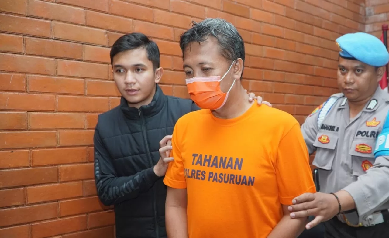 MK saat diamankan oleh pihak kepolisian