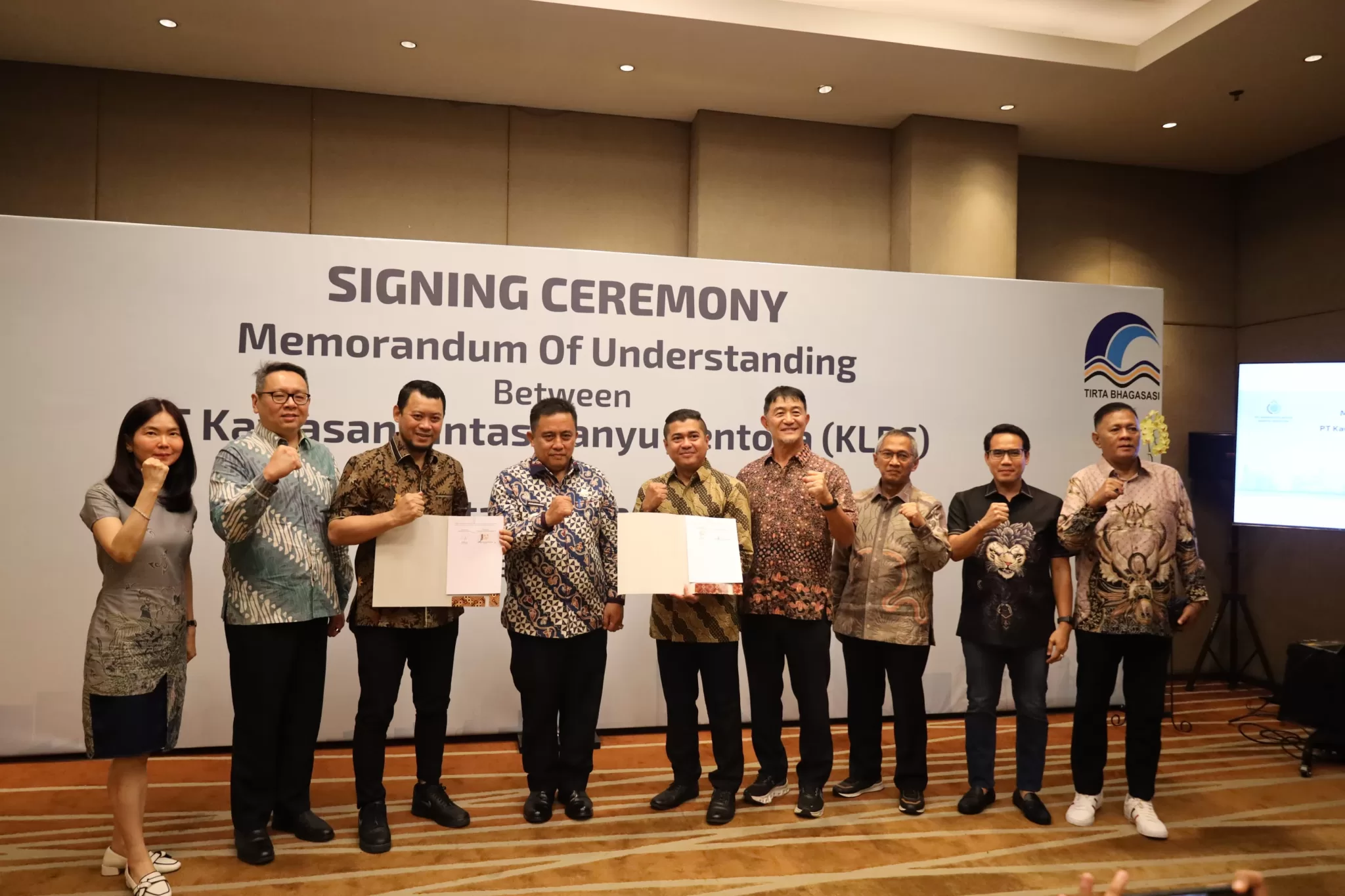Disaksikan oleh Pj Bupati Bekasi, Perumda Tirta Bhagasasi menandatangani MoU dengan PT KLBS untuk menyediakan air bersih di kawasan MM 2100. (hms)