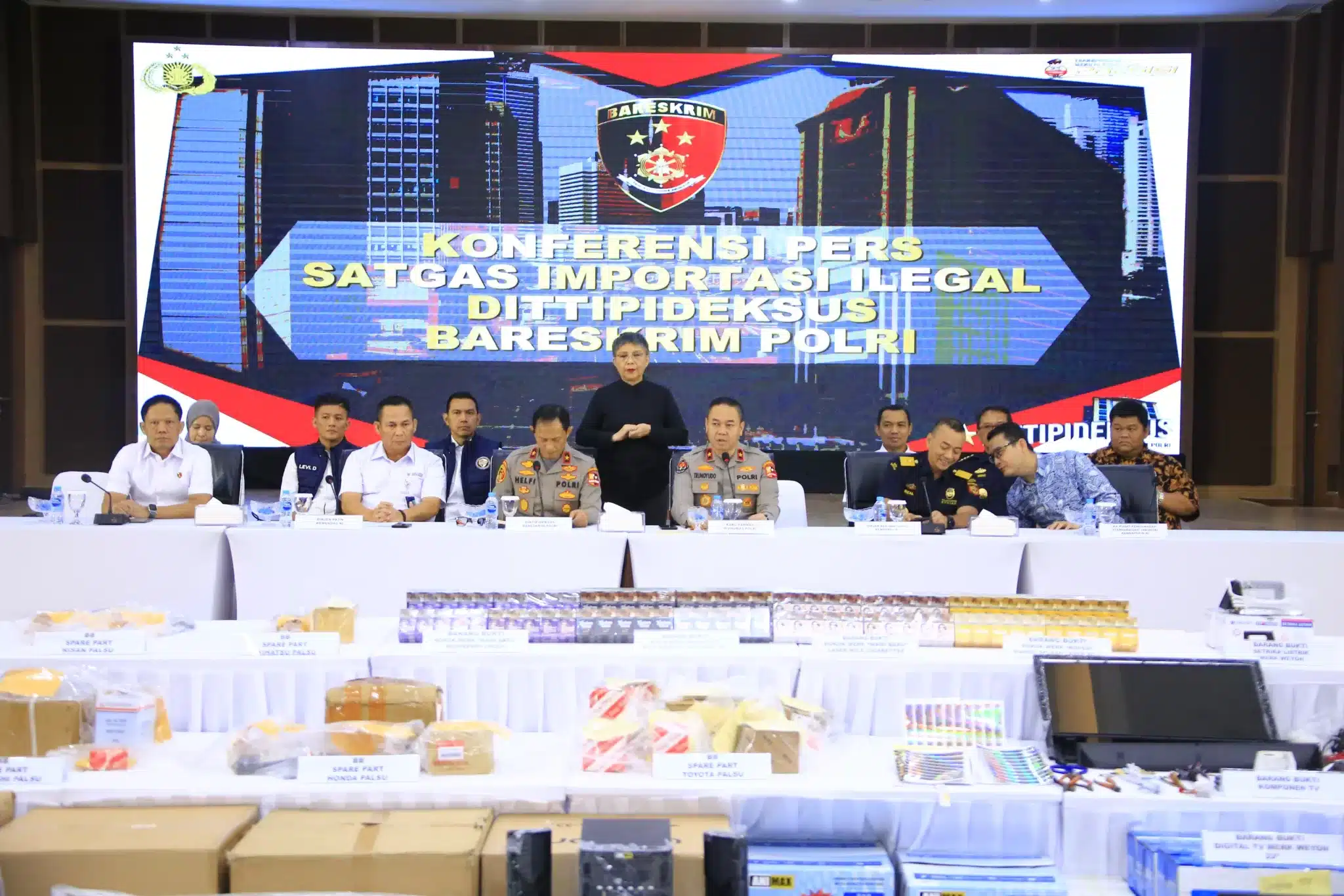 Polri saat jumpa pers hasil pengungkapan kasus penyelundupan barang ilegal. (hms)