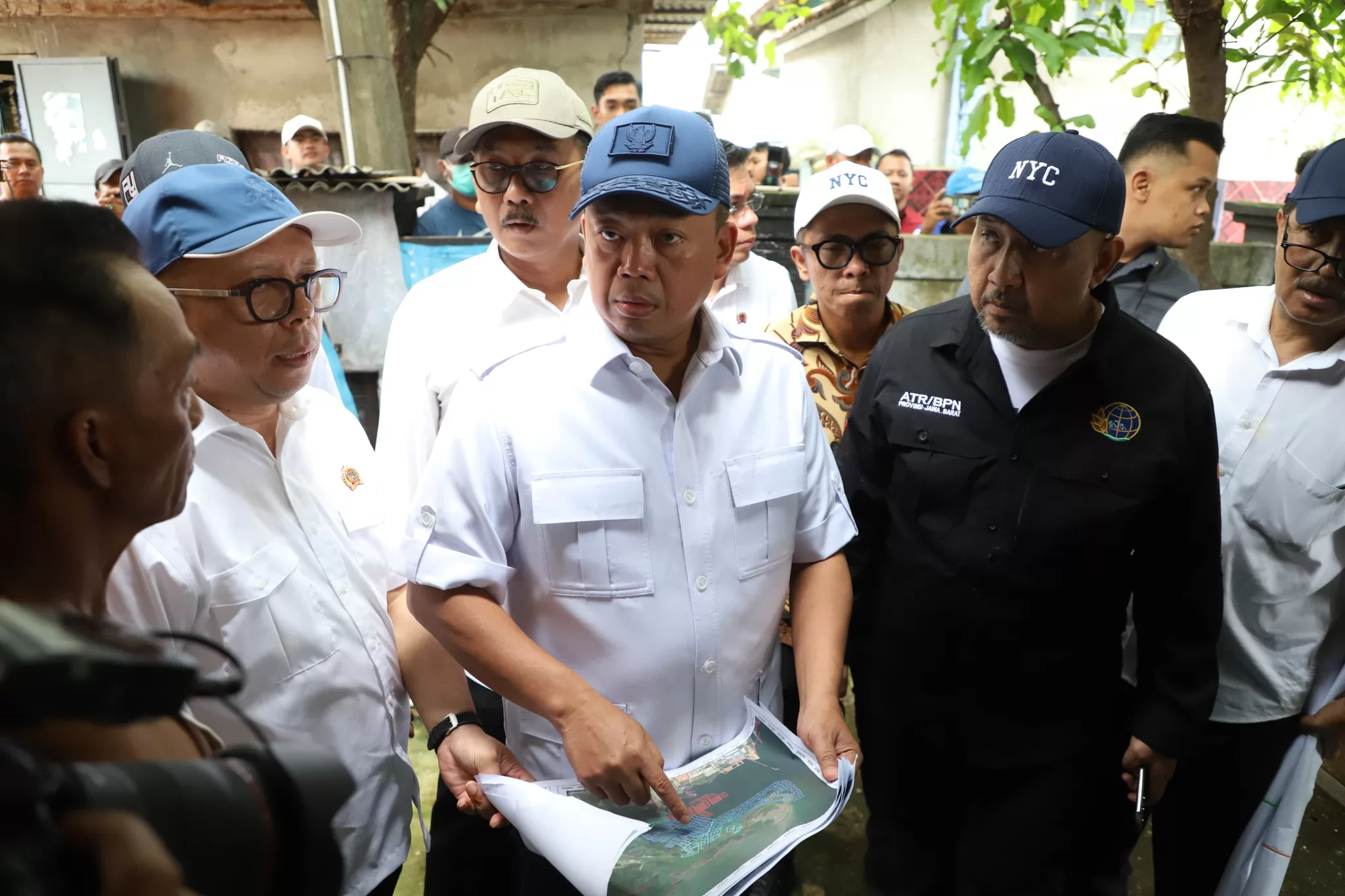 Menteri Agraria dan Tata Ruang/Badan Pertanahan Nasional Nusron Wahid didampingi Kepala Kantor BPN Kabupaten Bekasi Darman Satia Halomoan Simanjuntak, Mengunjungi rumah warga yang mengalami pergeseran peta bidang tanah sekaligus meninjau area pagar laut di Perairan Pal Jaya, Desa Segarajaya, Kecamatan Tarumajaya, Kabupaten Bekasi. (Hms)