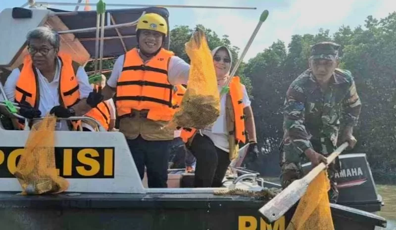 Menteri Lingkungan Hidup dan Kehutanan (KLHK) Hanif Faisol Nurofiq memimpin aksi bersih-bersih di kawasan hutan mangrove Desa Pantai Mekar, Kecamatan Muaragembong, Kabupaten Bekasi, Jawa Barat. (Ist)