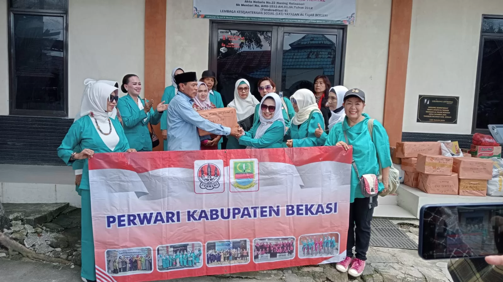 PERWARI Kabupaten Bekasi saat memberikan bantuan kepada Yayasa Al-Fajar Berseri. (NZ)