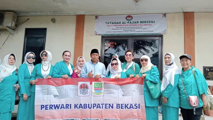 PERWARI Kabupaten Bekasi dan H Marsan Susanto saat foto bersama. (Nz)