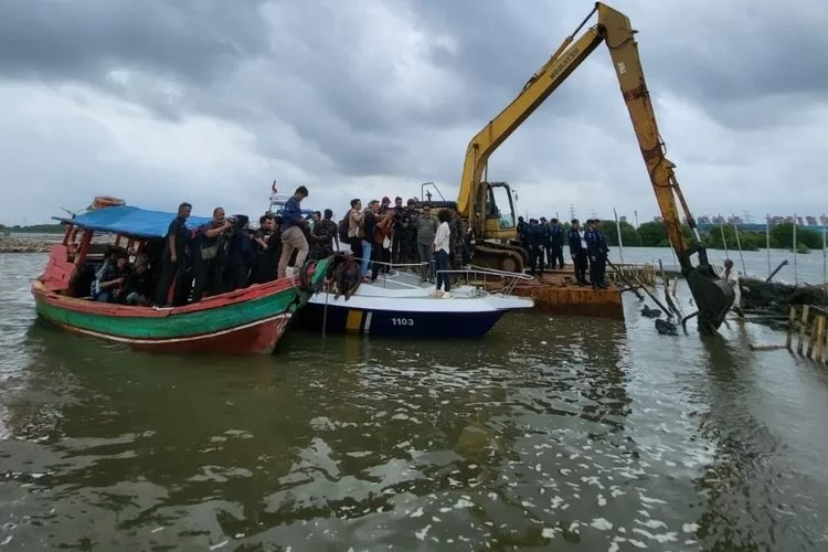 KKP Awasi Ketat Pembongkaran Pagar Laut di Bekasi. (Ist/Kompas)