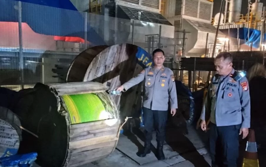 Polisi saat menunjukkan barang bukti kabel. (Polsek)