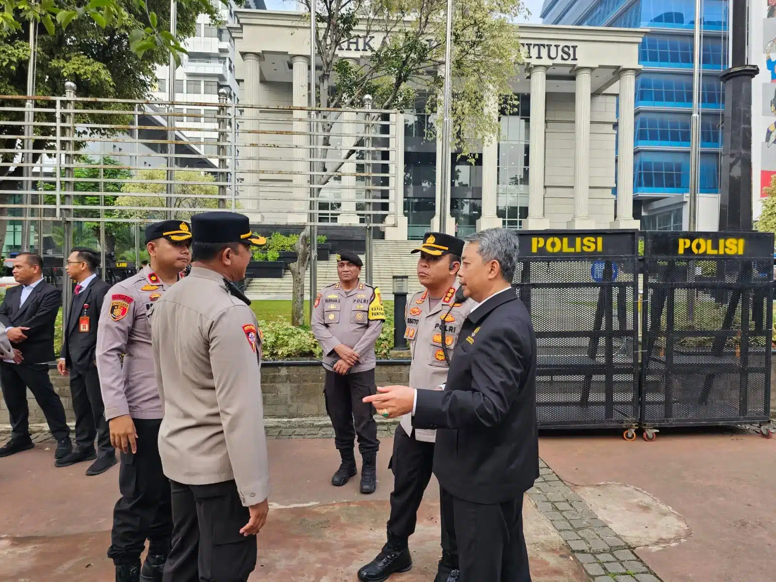 Pengamanan polri di Gedung MK. (Hms)
