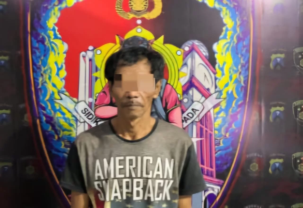 Tersangka P saat diamankan di Mapolres Pasuruan Kota. (hms for BacainD.com)