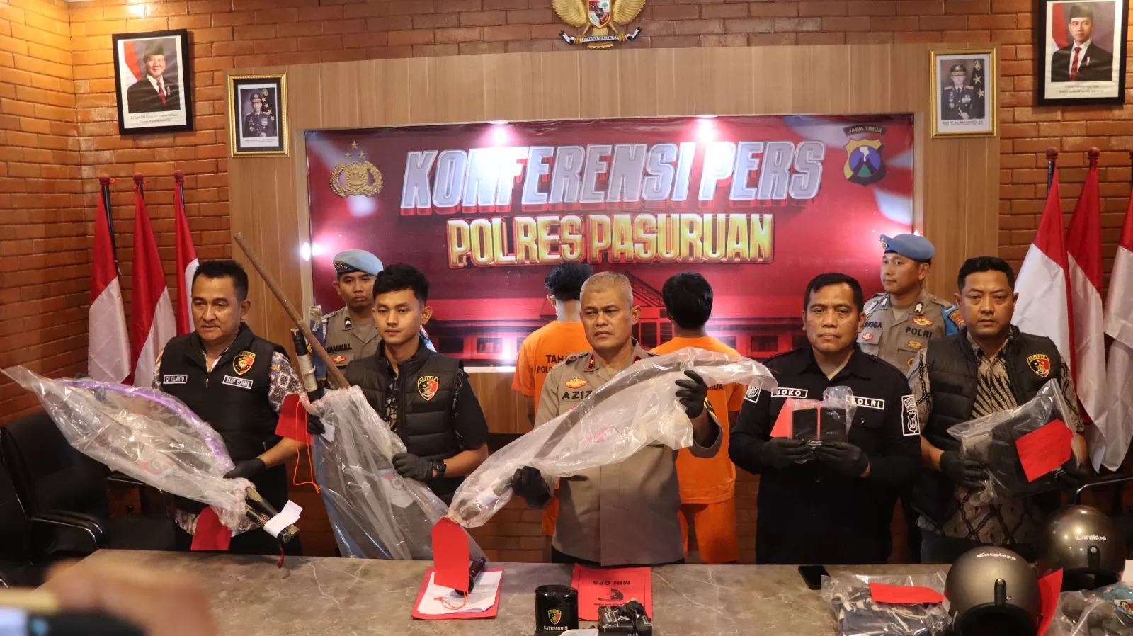 Anggota Kepolisian saat menunjukkan barang bukti. (BM)