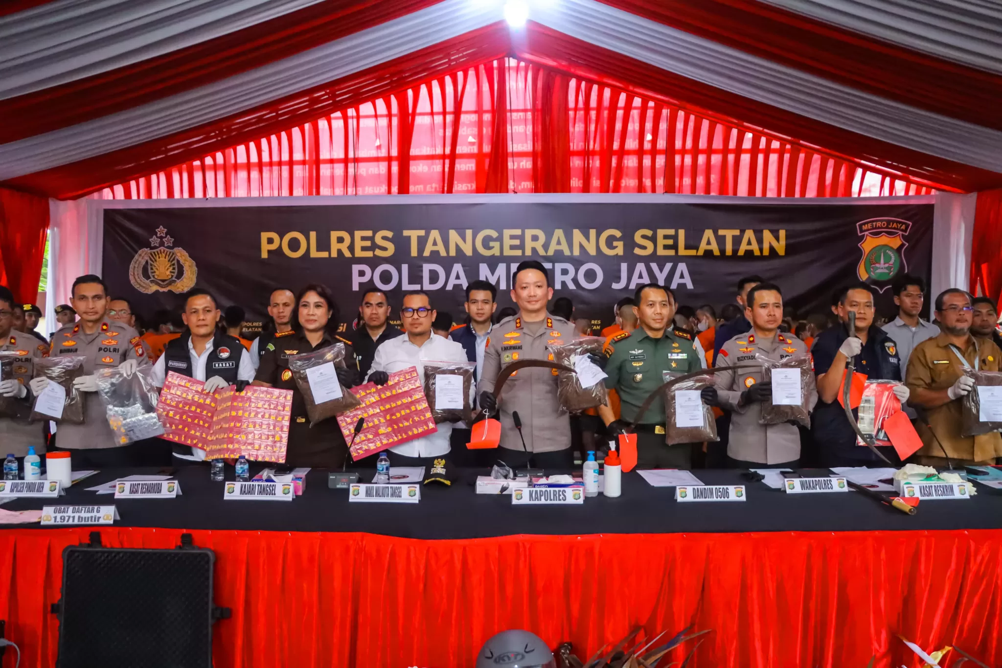 Kapolres Tangerang Selatan bersama jajaran Forkopimda saat menunjukkan barang bukti yang diamanakan kepada awak media. (hms for BacainD.com)