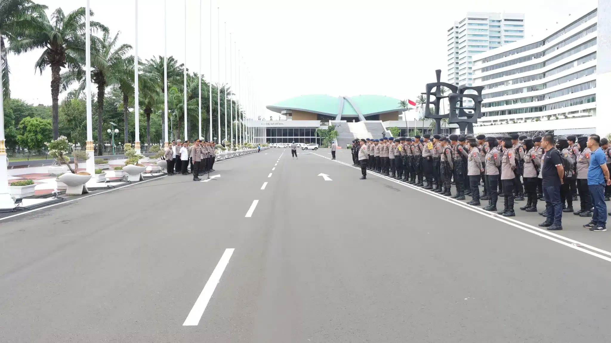Persiapan pasukan pengaman aksi aliansi honorer di gedung DPR RI. (Hms)