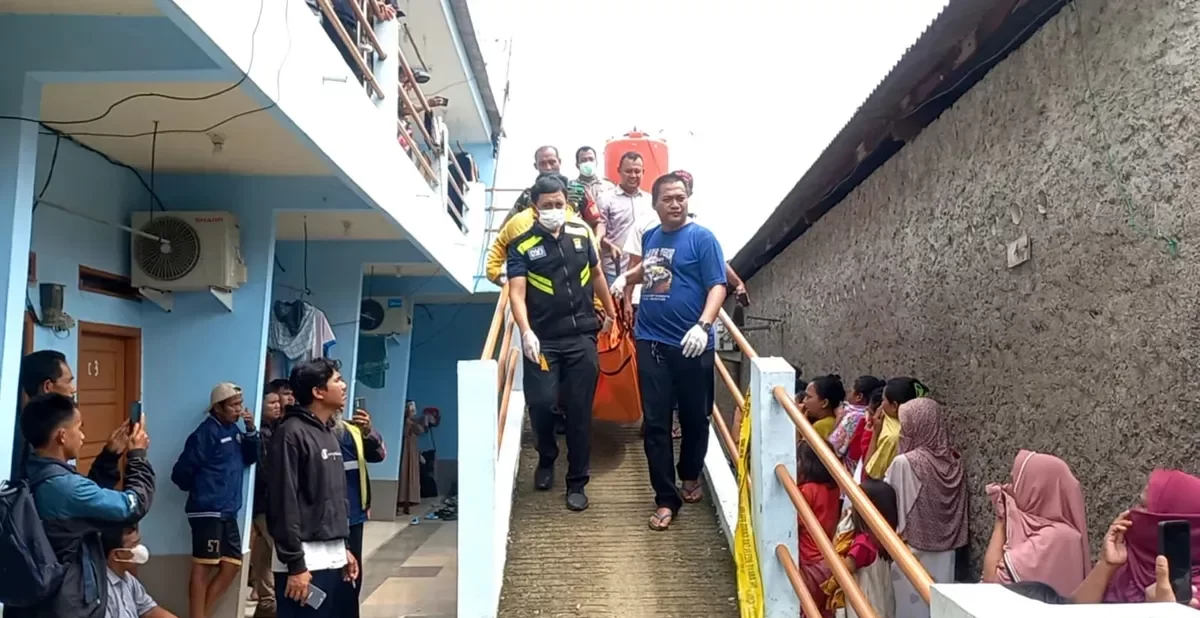 Petugas saat melakukan evakuasi pasutri yang bunuh diri di kontrakan Pasirgombong