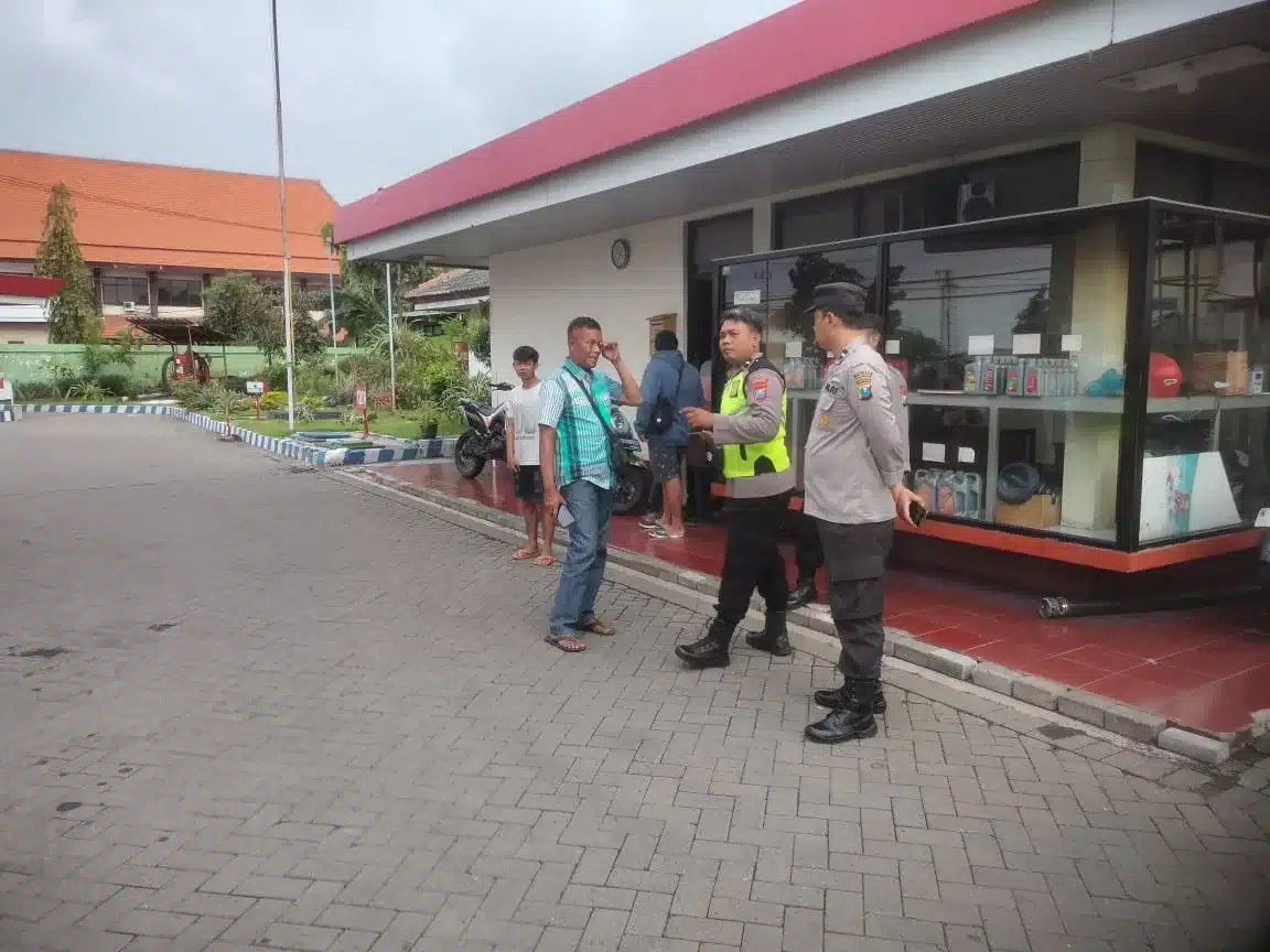 Anggota kepolisian saat melakukan olah TKP di SPBU Bugul Kidul, Pasuruan, Jawa Timur. (BM)