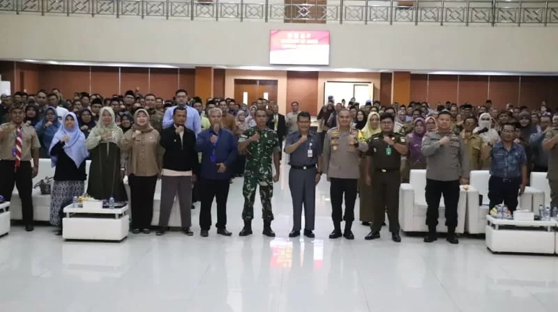 Polres Metro Bekasi foto bersama dengan forkopimda dan kepala sekolah se Kabupaten Bekasi. (Hms)
