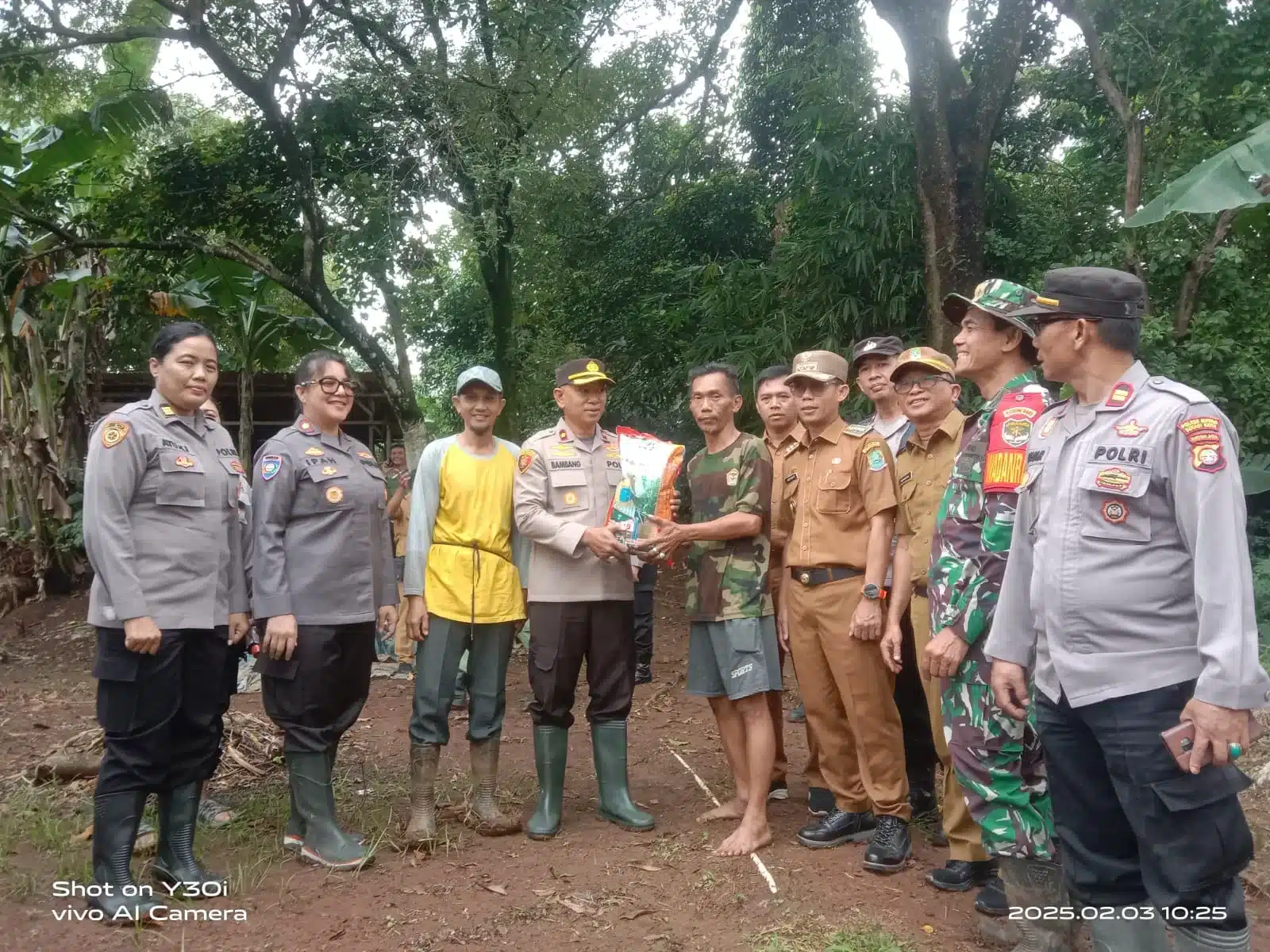 Polres Metro Bekasi Kota bersama Muspika Pondok Melati Tanam Jagung bersama. (Hms)