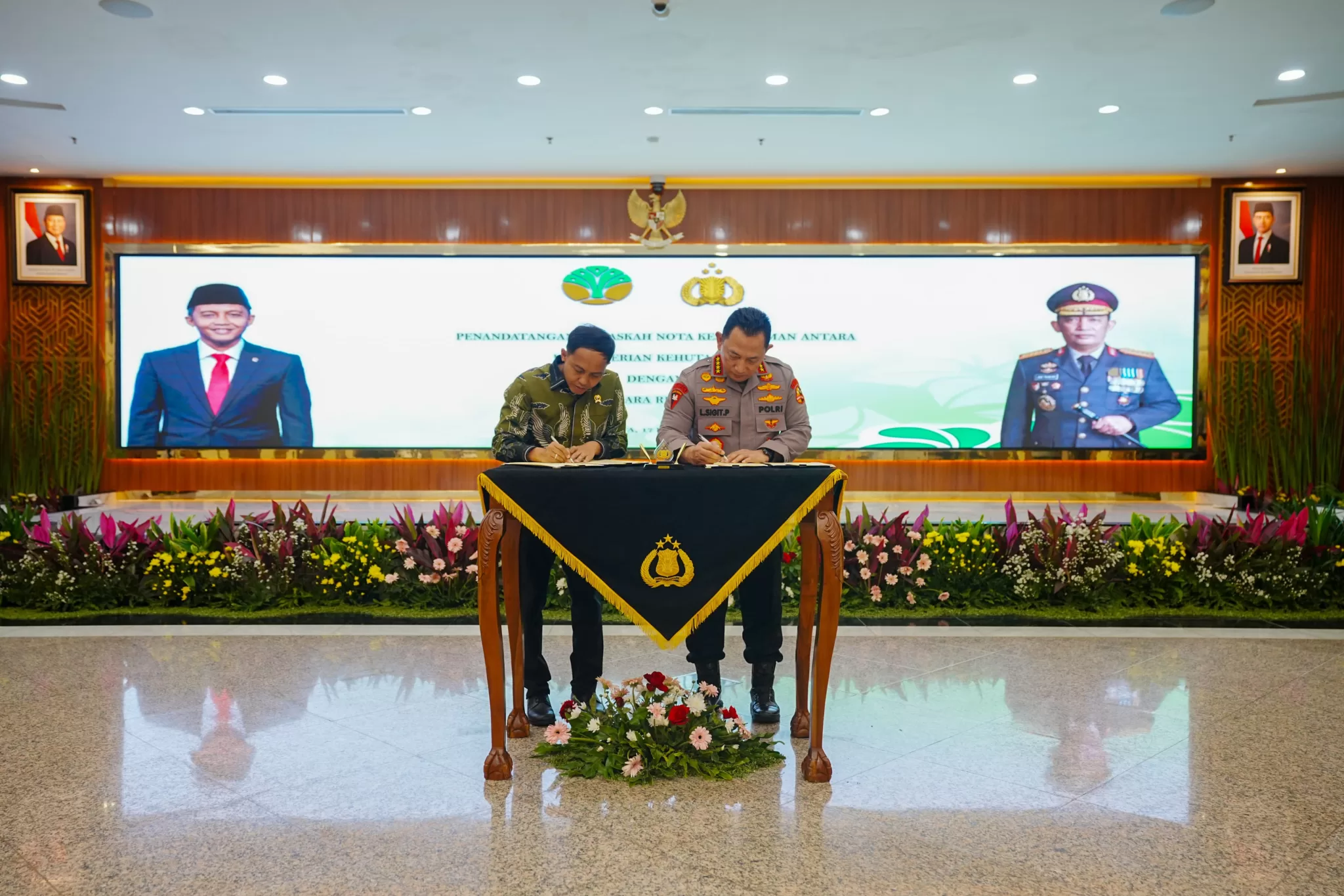 Kapolri dan Menteri Kehutanan RI saat menandatangani Perpanjangan MoU. (Hms)