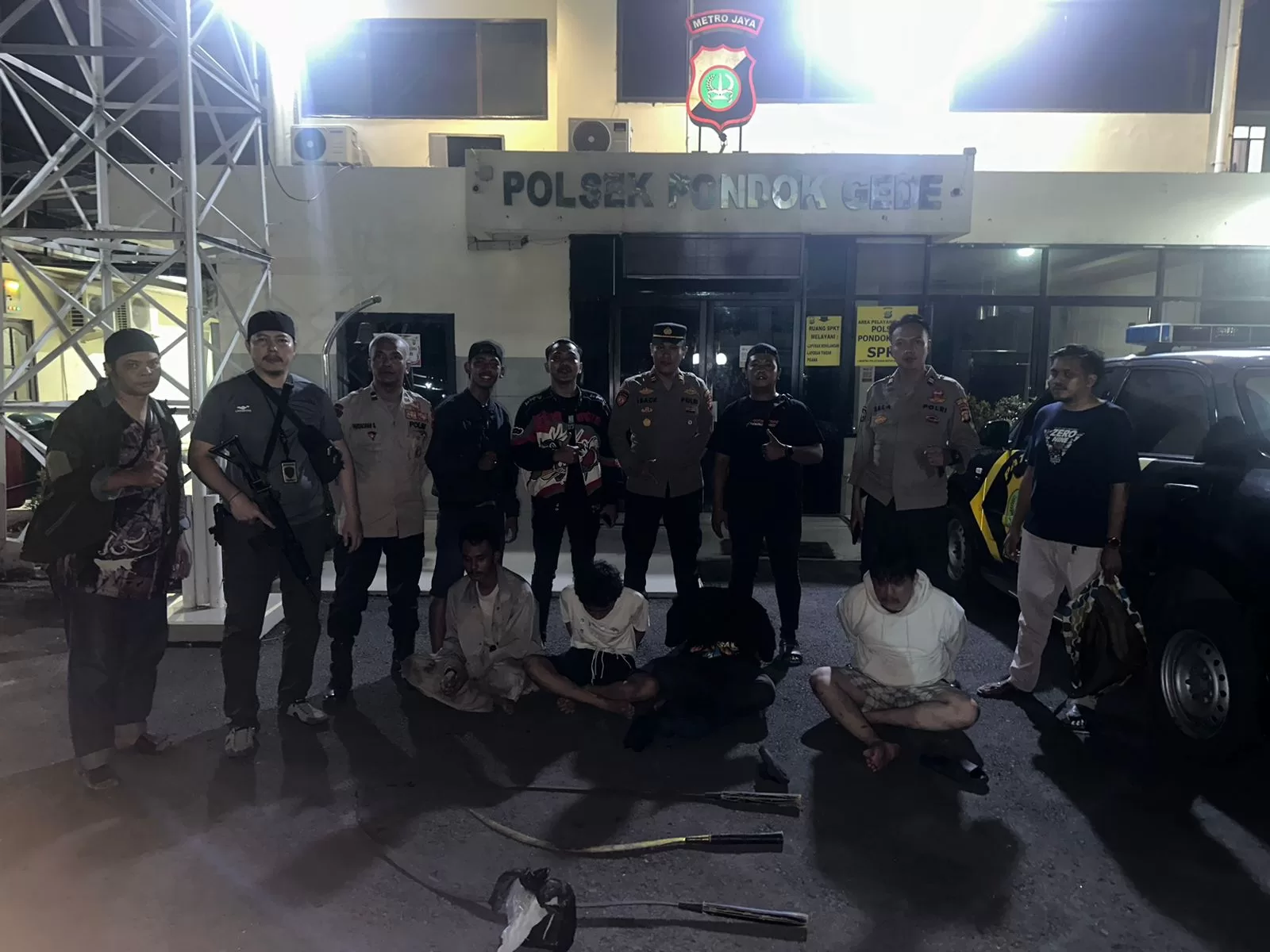 Para remaja yang terlibat dalam aksi tawuran saat diamankan di Mapolsek Pondok Gede. (Hms for BacainD.com)
