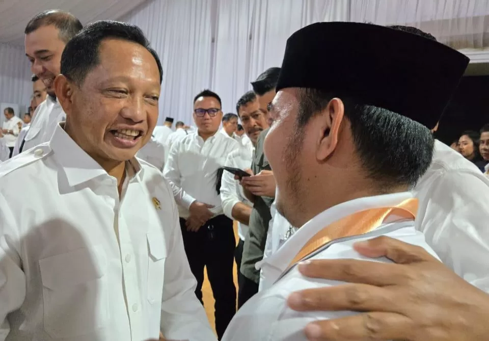 Bupati Bekasi Ade Kuswara Kunang berbincang bersama Menteri Dalam Negeri Tito Karnavian saat mengikuti retreat di Magelang. (Ist)
