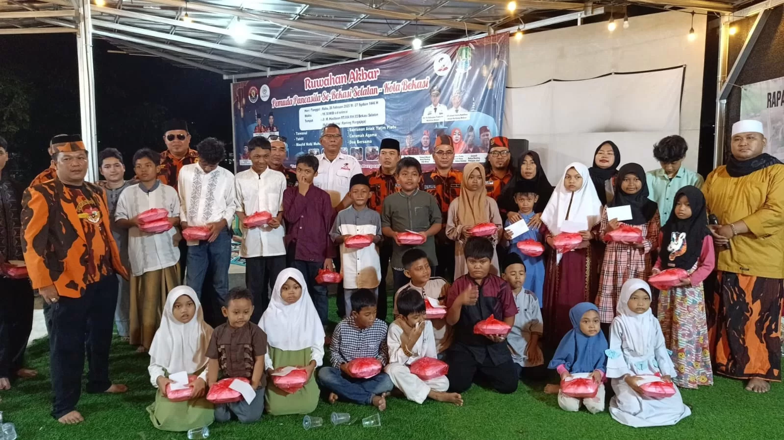 50 anak yatim menerima santunan dari PAC Pemuda Pancasila Bekasi Selatan. (Pandu)