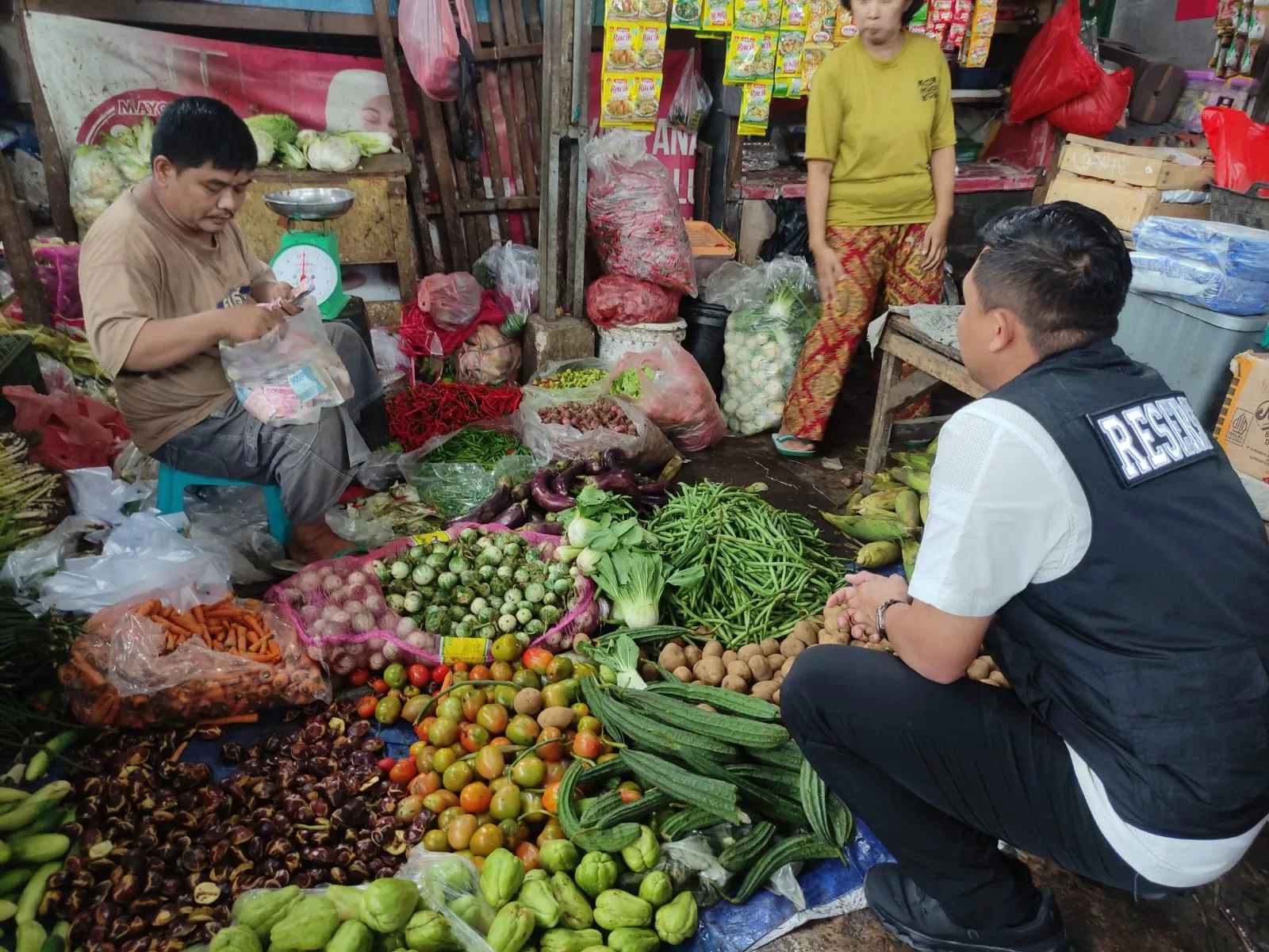 Satgas Ketahanan Pangan Polres Pelabuhan Tanjung Priok saat memantau stok dan stabilitas bahan pokok di pasar. (Hms for BacainD.com)