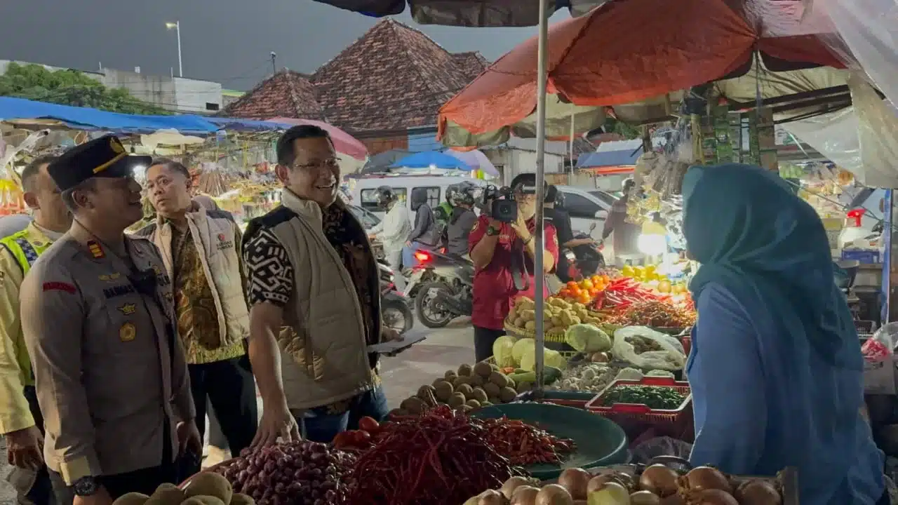 Satgas Pangan saat memantau harga bahan pokok di Pasar Kebayoran Lama