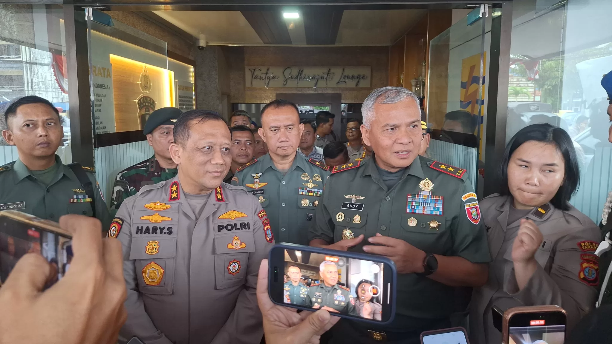 Pangdam IV/Mulawarman dan Kapolda Kalimantan Utara saat memberikan keterangan kepada awak media. (Hms for BacainD.com)