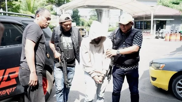 Seorang Sopir Truk saat diamankan di Polres Metro Jakarta Barat. (istimewa)