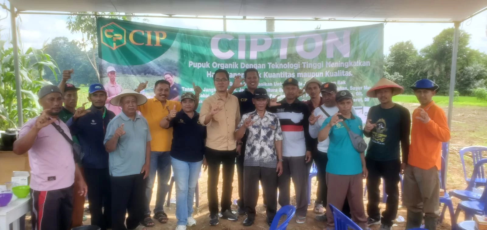 Salah satu tim petani binaan yang lahan sawahnya tampak subur berkat penggunaan pupuk yang tepat. (Dok. Crew 8)