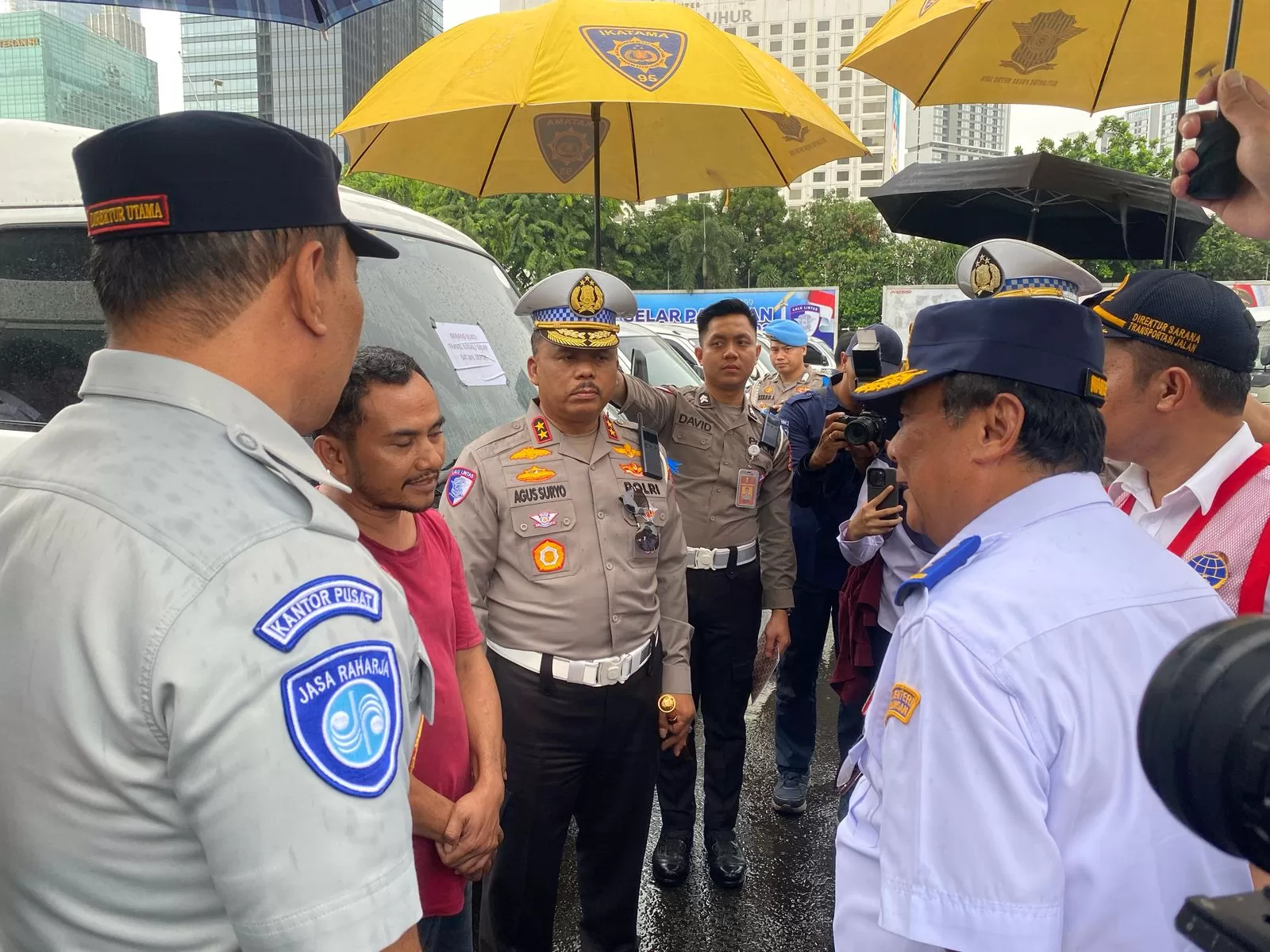 cek kesiapan angkutan umum lebaran di Terminal Pulogebang. (Hms)