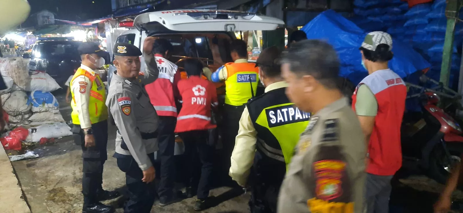 Pihak kepolisian dan PMI saat mengevakuasi Jasad Mr X. (Frm)