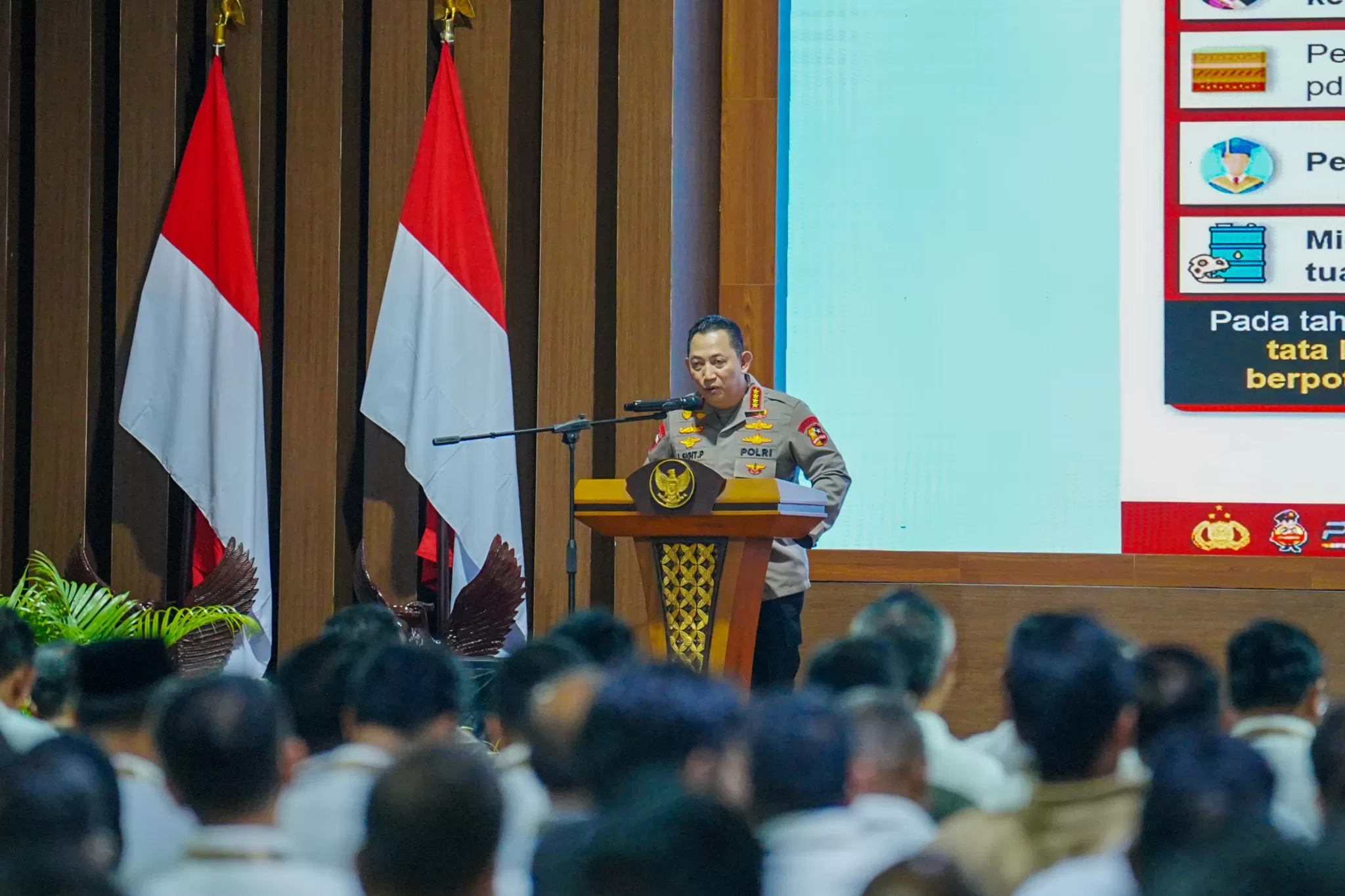 Kapolri, saat menyampaikan materinya di depan kepala daerah yang mengikuti Retreat di Magelang. (Hms for BacainD.com)