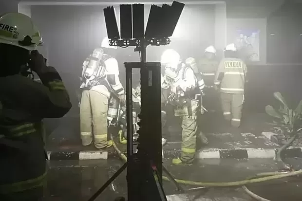 Petugas Pemadam Kebakaran saat memadamkan api di Gedung Kementerian ATR/BPN. (Ist)