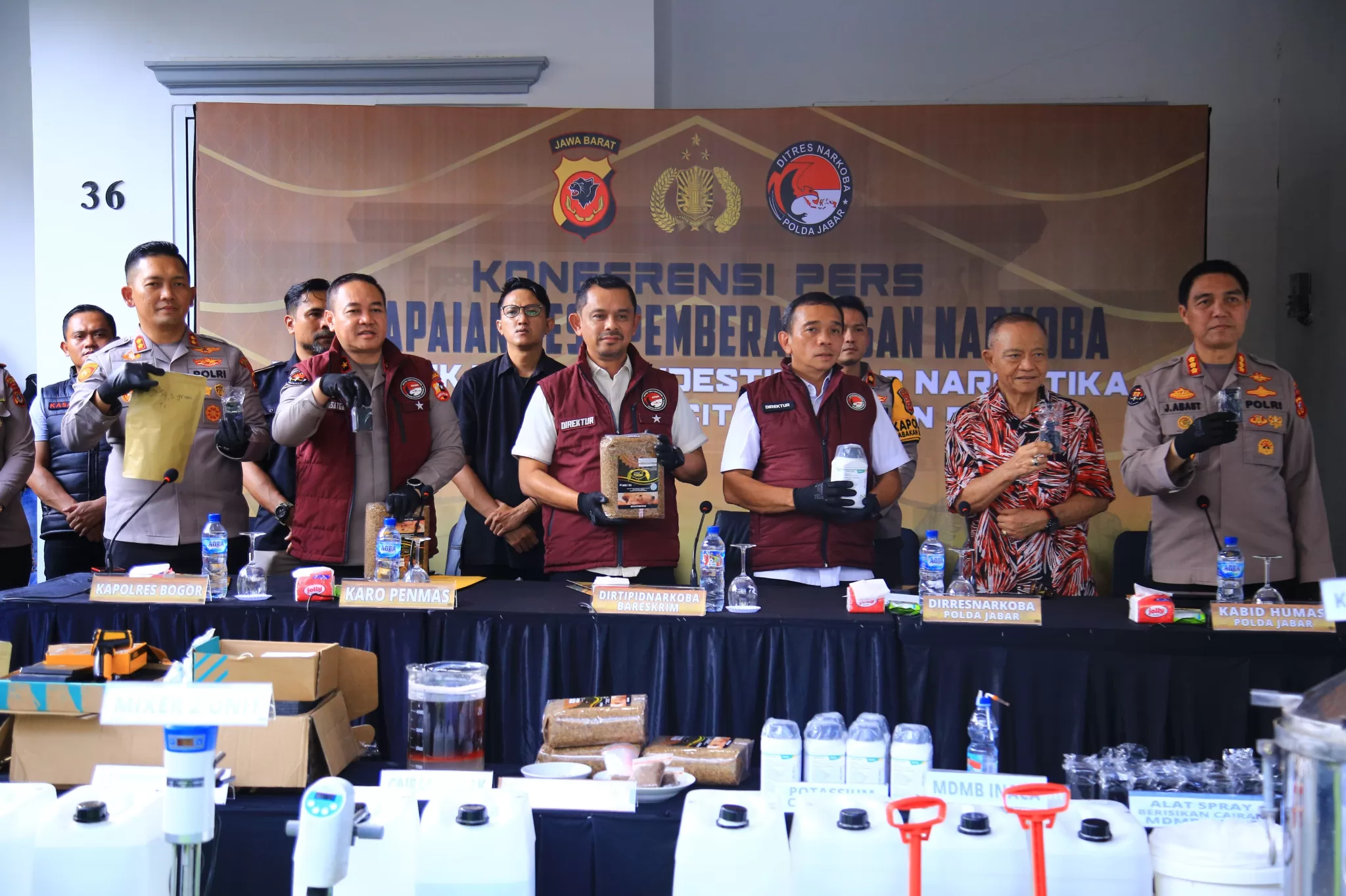 Polisi saat menujukkan barang bukti yang diamankan dari pengungkapan kasus di Laboratorium Clandestine, Sentul, Bogor. (Hms)