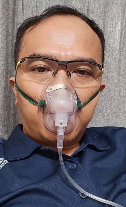 Wahyu Andre, seorang pengurus RT.018/RW.014, Komplek Jakarta Garden City, Cakung Timur Kecamatan Cakung Jakarta Timur Provinsi DKJ, saat dirinya sempat mengalami sesak napas dan harus menggunakan bantuan oksigen. (dok-istimewa)