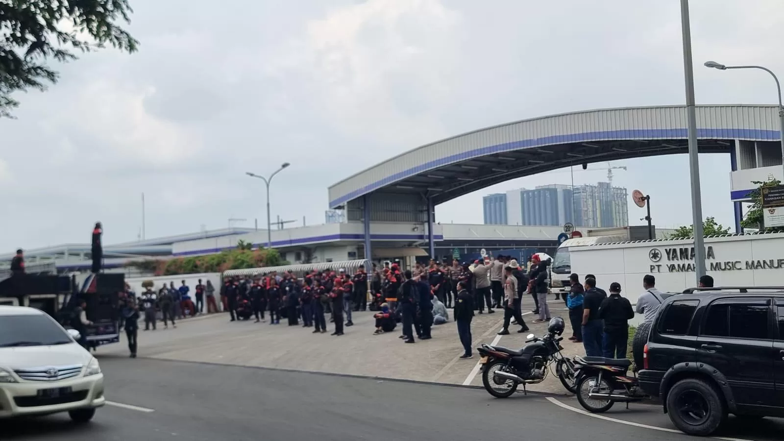 Aksi Unjuk Rasa Aliansi Buruh PT Yamaha Music Manufacturing Asia. (Ist)