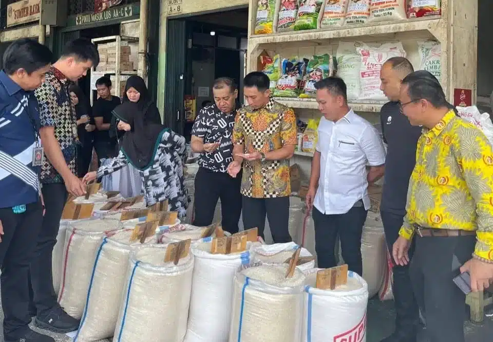 Anggota Satgas Pangan Polda Metro Jaya saat Cek Stok dan Harga Beras. (Ist)