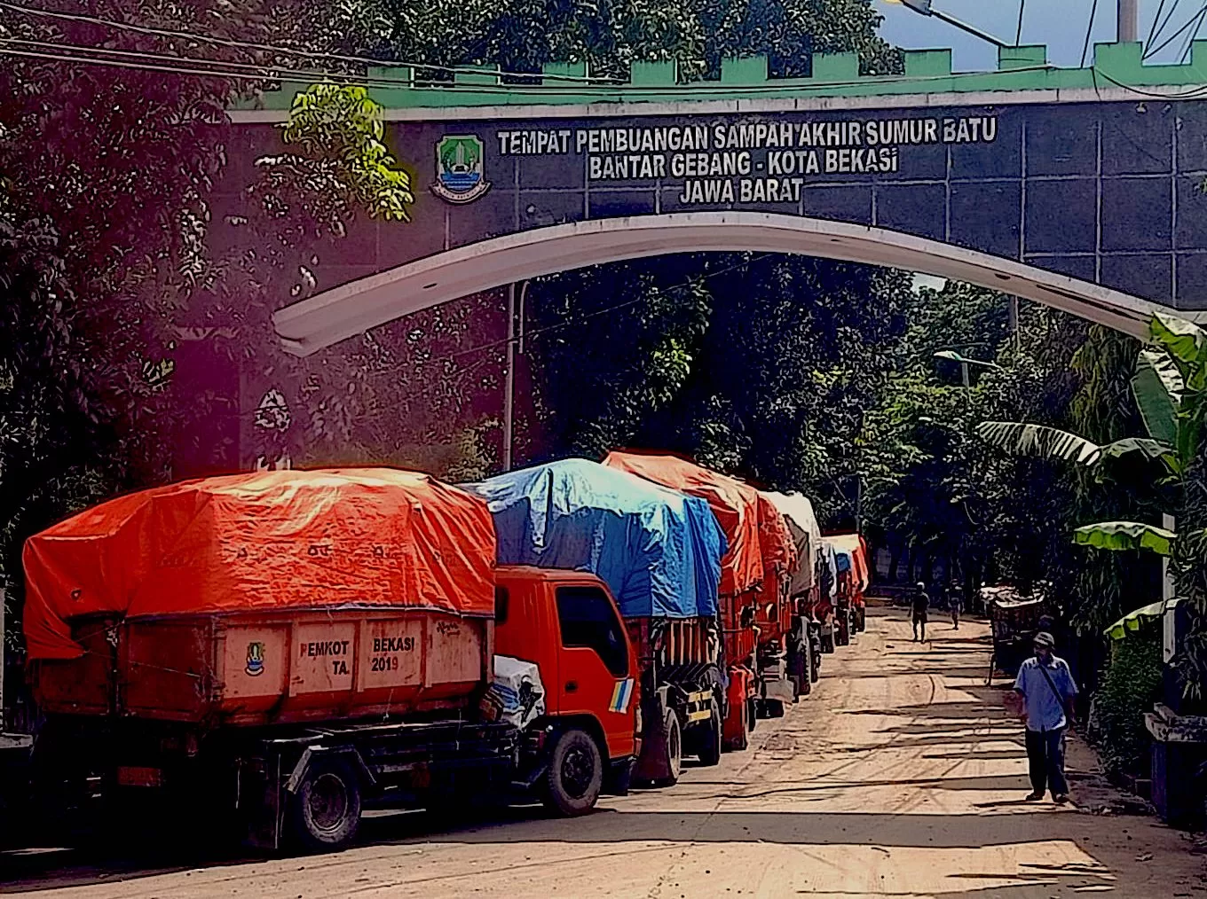 Antrian Truk di TPA Sumur Batu