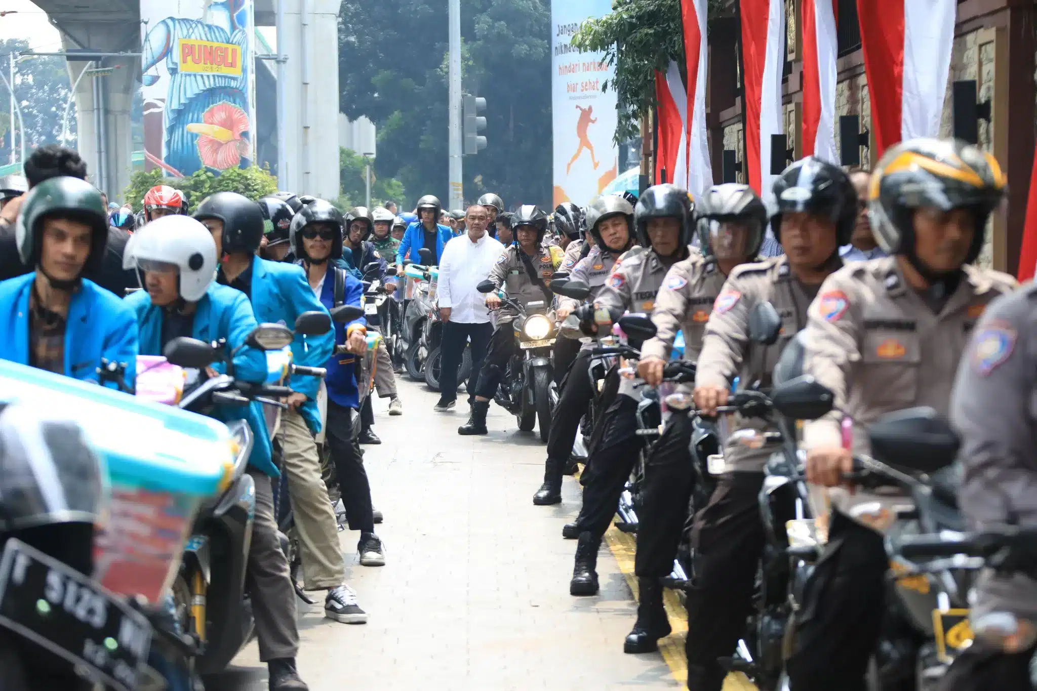BEM PTNU bersama Polri saat pemberangkatan pembagian bantuan sosial untuk masyarakat di berbagai wilayah di Indonesia. (Hms for BacainD.com)