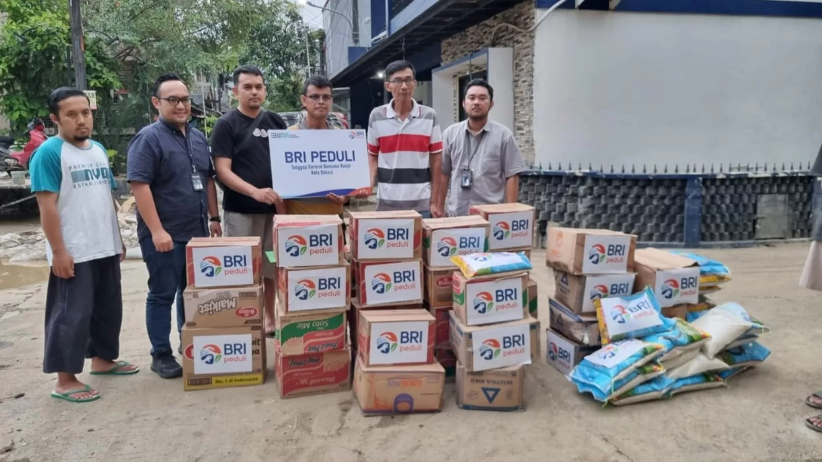 BRI Bekasi Juanda salurkan bantuan untuk korban banjir.