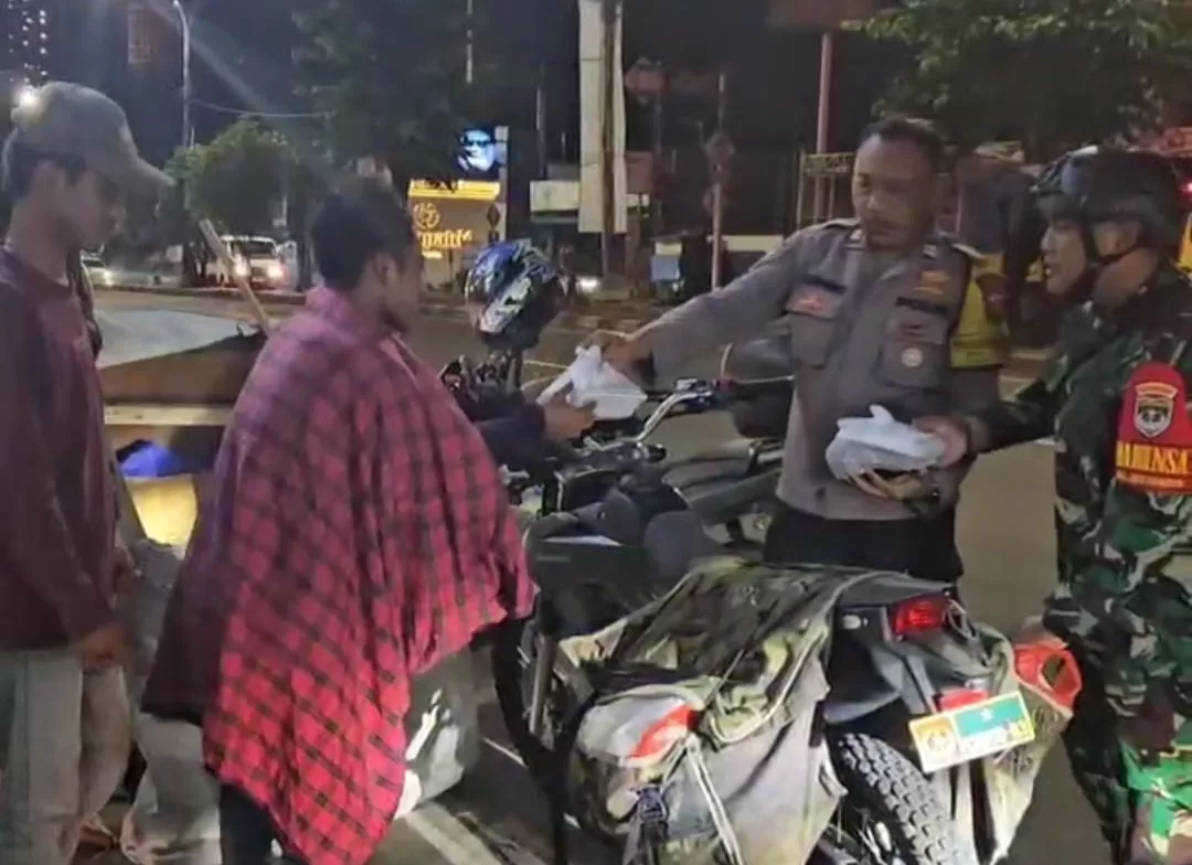 Babinsa dan Bhabinkamtibmas saat membagikan makan sahur gratis.
