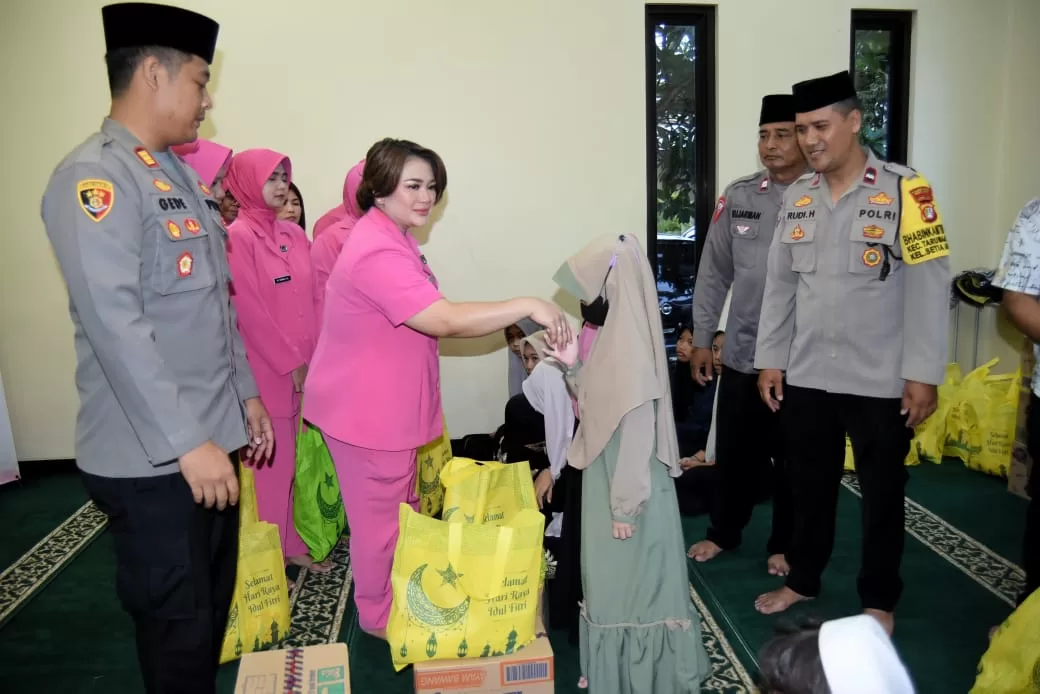 Polsek Tarumajaya gelar bakti sosial dan santunan anak yatim piatu.