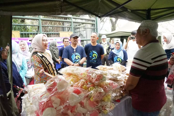 Ketua TP-PKK Kabupaten Bekasi, Marlynda Ade Kuswara tinjau Bazaar Produk Kelautan dan Perikanan di Pasar Majong, Komplek Pemkab Bekasi, Cikarang Pusat. (ist)
