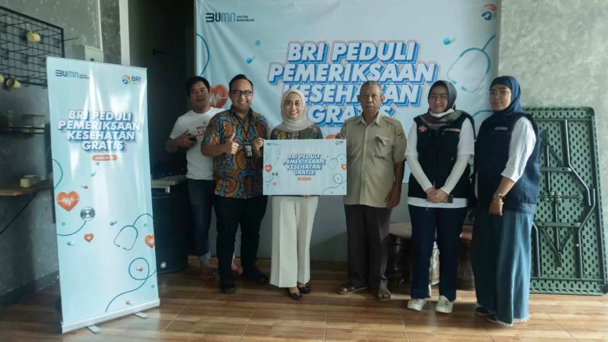 Tim BRI Cabang Bekasi Juanda, berfoto bersama salah satu masyarakat selepas pemberian pelayanan kesehatan.