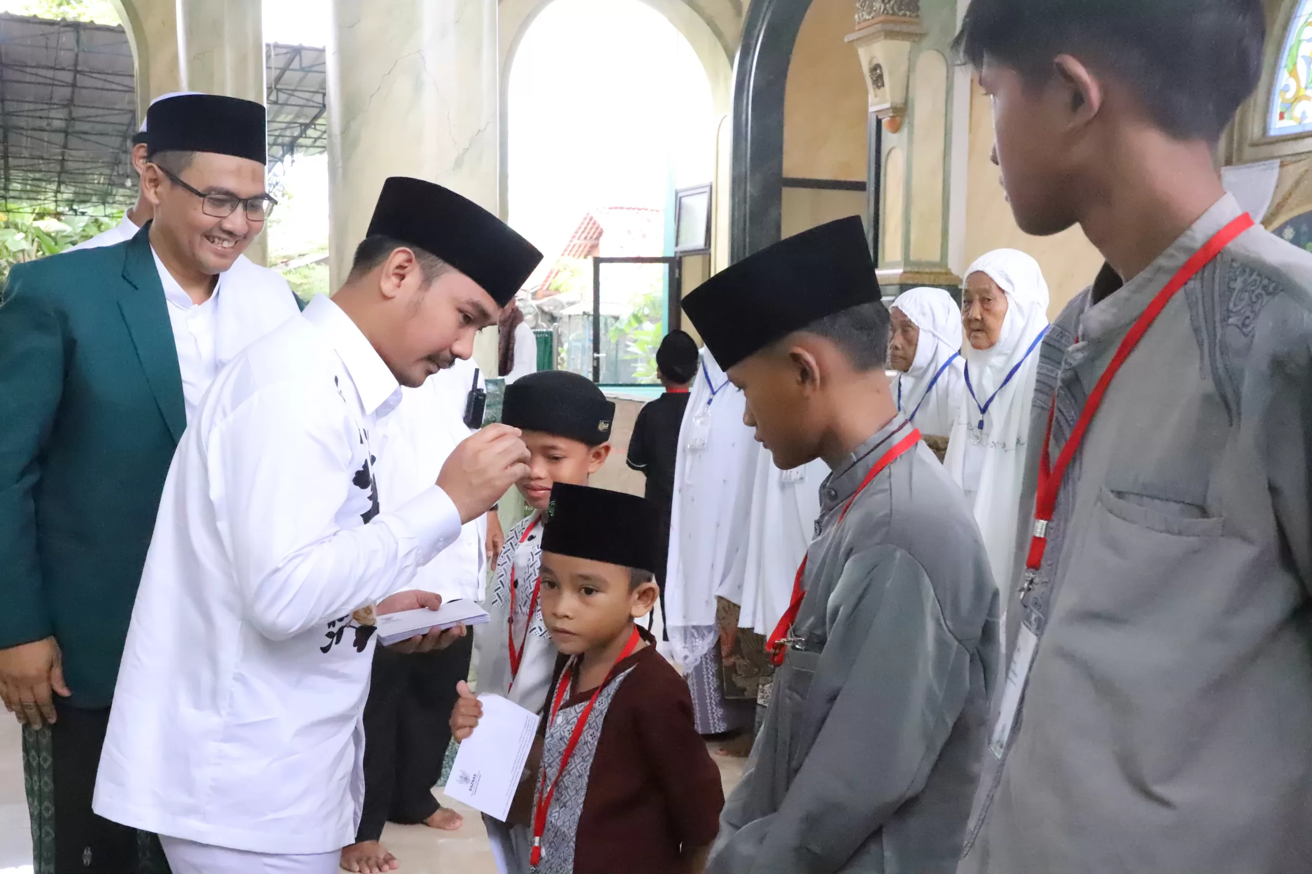Bupati Bekasi saat memberikan santunan