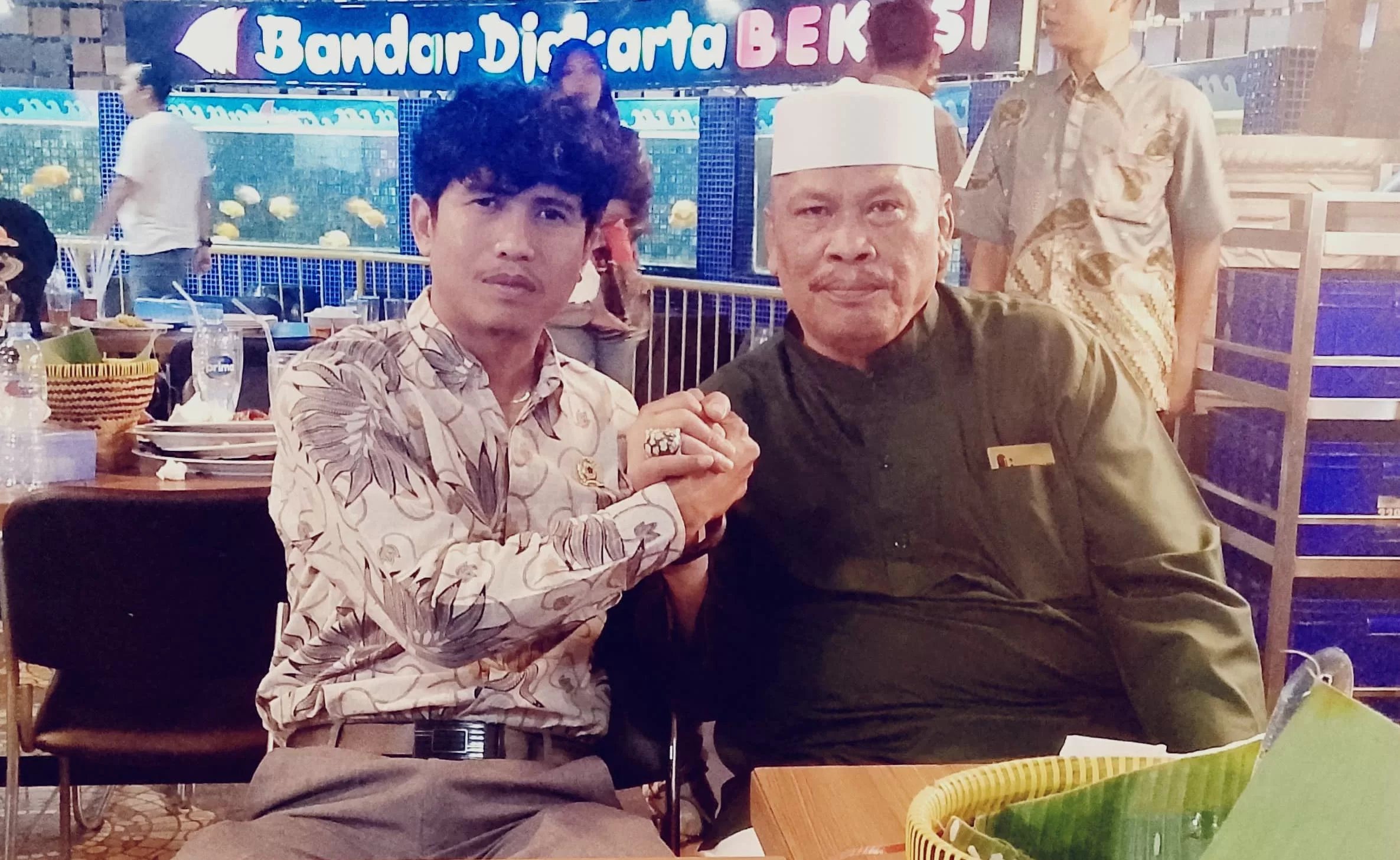 HK Damin Sada selaku pendiri bersalaman dengan Danu Ubaidillah Pemred LiputanHK.com (Ist)