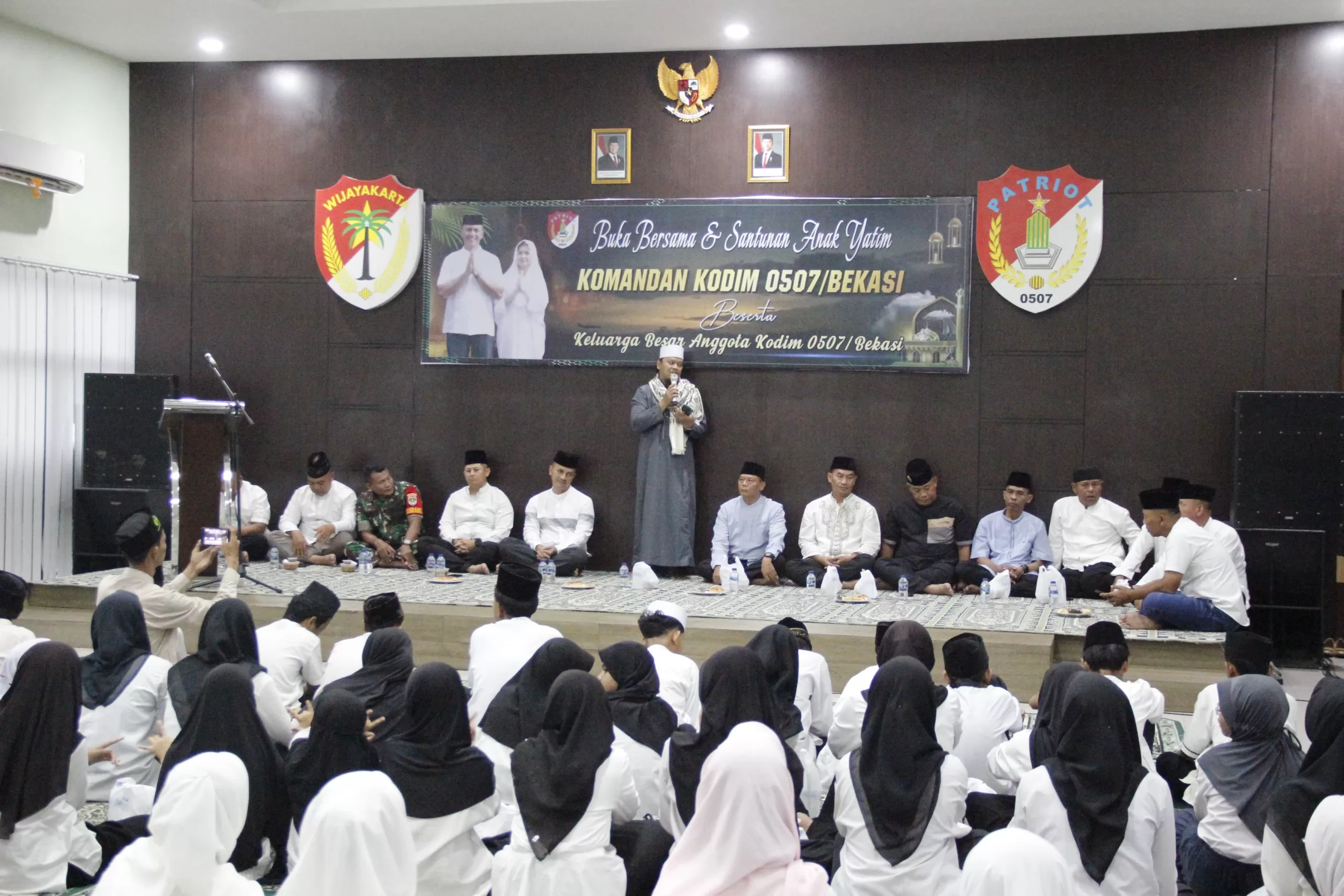 Saat acara Buka Puasa bersama dan santunan anak yatim berlangsung.