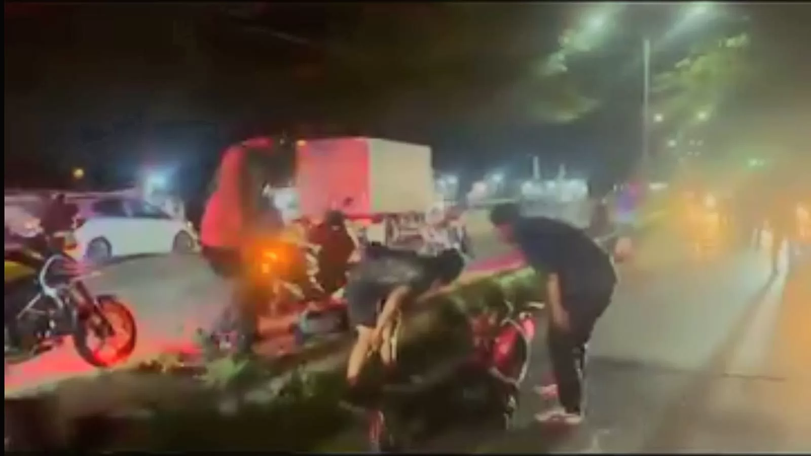 Diduga Terkena Jalan Berlubang, 2 Pemuda Cikarang Terlibat Kecelakaan di Karawang