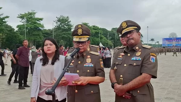 Gubernur DKI Jakarta saat memberikan keterangan kepada awak media.